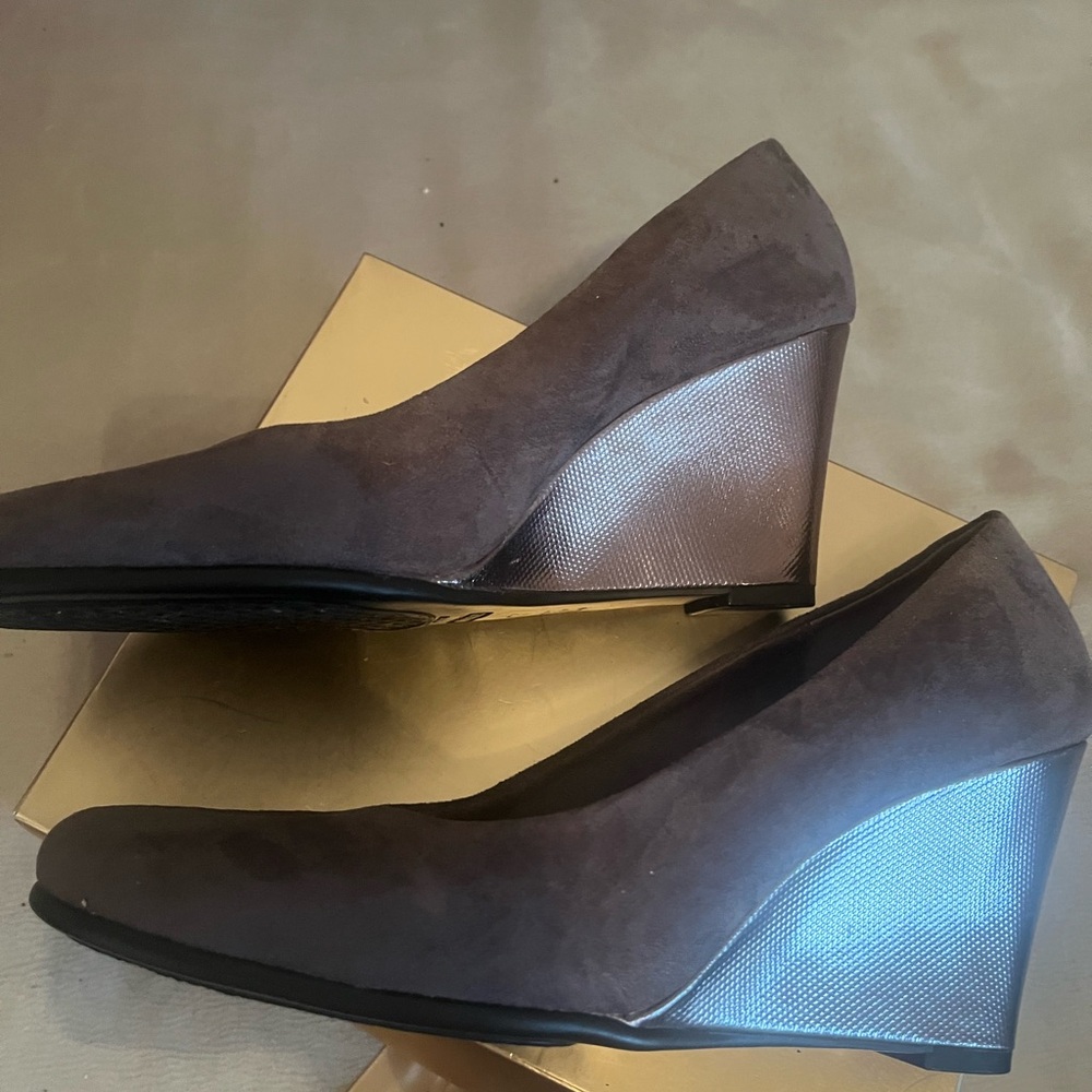 Grey suede heels barely worn, pretty new